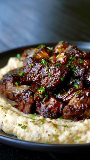 Steak Bites over Loaded Palmini Mash 🥩🔥