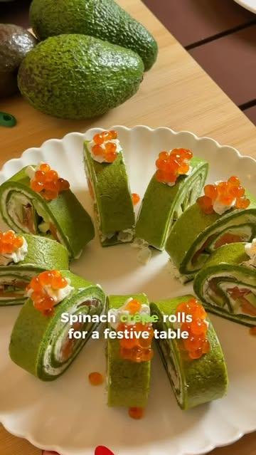 Spinach crêpe rolls with smoked salmon & avocado